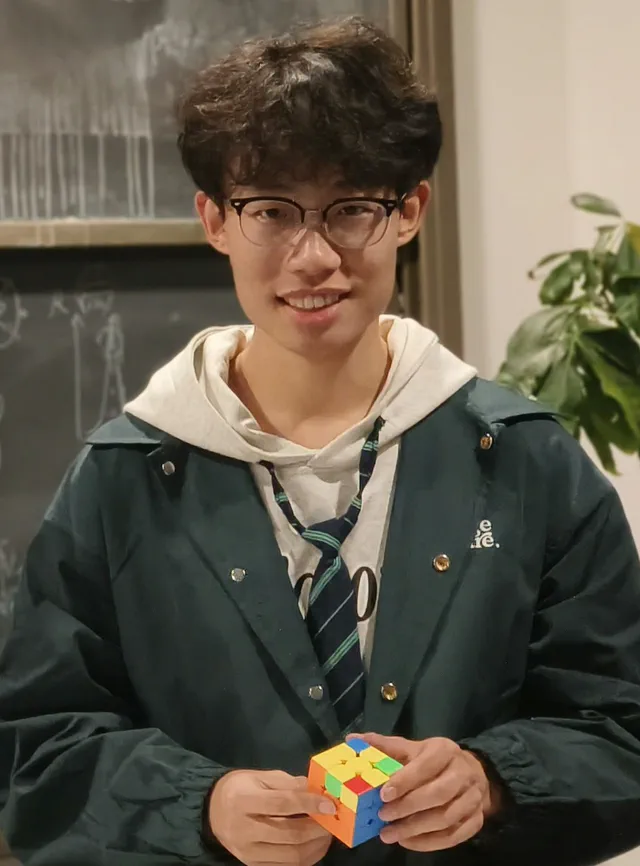Jiyi Wang holding a Rubik’s Cube